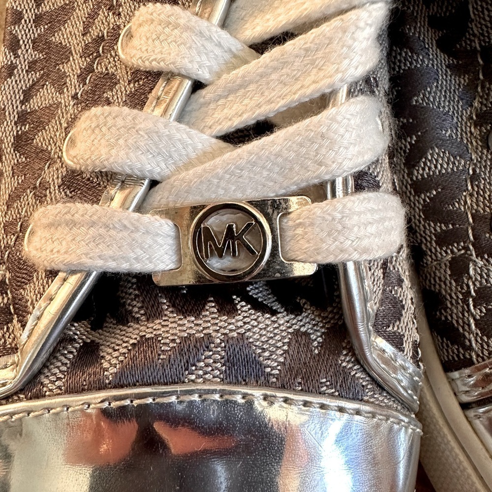 🌻 4/$25 - Michael Kors Poppy Color Block Logo Sneakers - Silver - Picture 4 of 6
